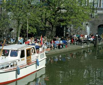 118826 Gezicht op het Bloemterras, het werfterras langs de Oudegracht bij de Stadhuisbrug te Utrecht.